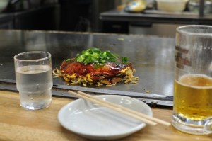 Okonomiyaki - podano do stołu