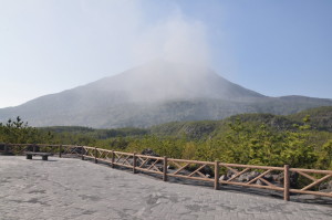 Wybuch wulkanu Sakurajima widziany z punktu obserwacyjnego Arimura