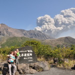 Wybuch wulkanu Sakurajima widziany z punktu obserwacyjnego Yunohira.