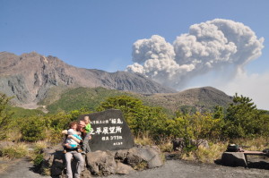 Wybuch wulkanu Sakurajima widziany z punktu obserwacyjnego Yunohira.