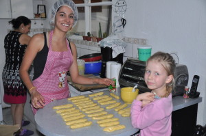 Oliwia przygotowuje słone chlebki