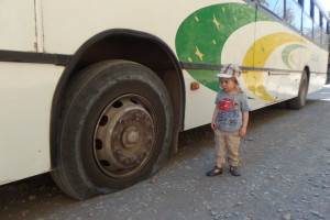 Autobus łapie gumę kilka kilometrów przed Montezuma