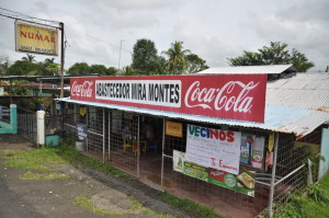 Okratowane sklepy w drodze do Tortuguero