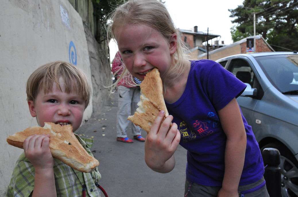 Dzieciaki zajadają przepyszny gruzinski chleb w Tbilisi