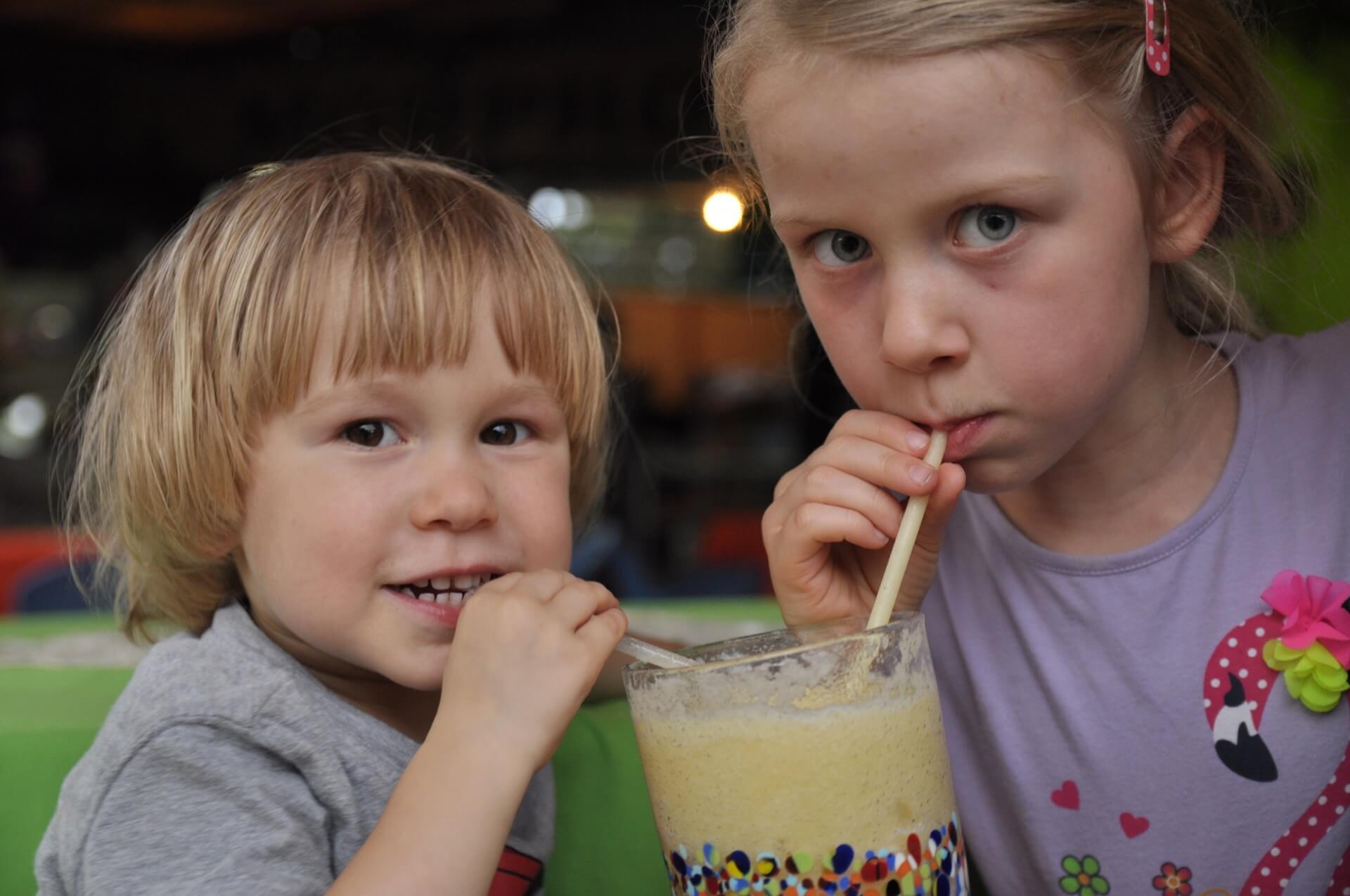 Dzieci pija koktail w tropikach