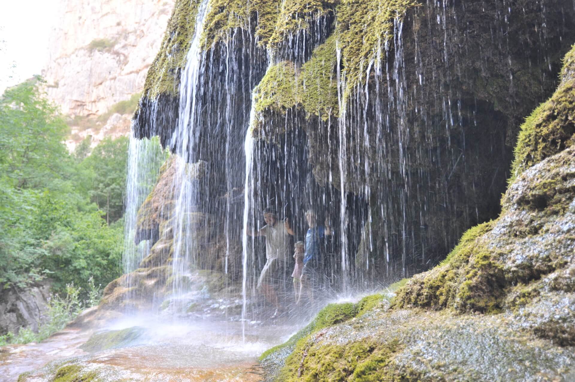 Górski Karabach wodospad parasolki