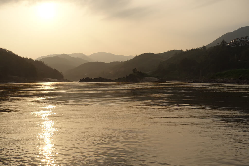 Zachód słońca nad rzeką Mekong