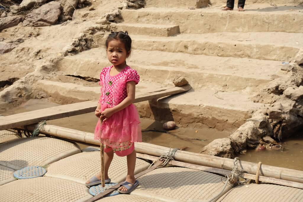 Mała dziewczynka ze wsi nad rzeką Mekong