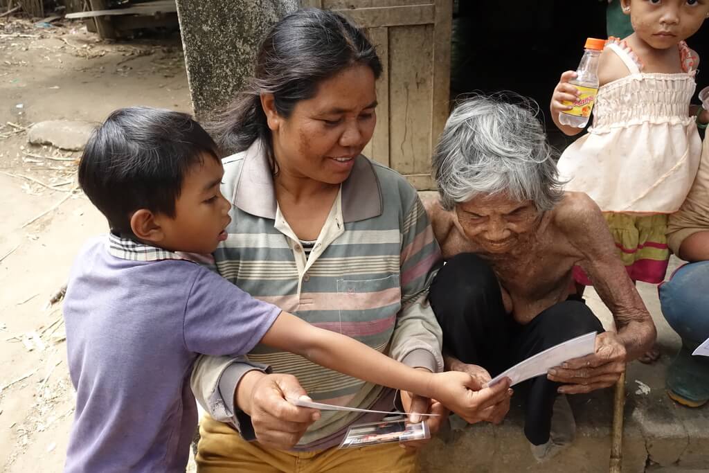 110 letnia Wietnamka ogląda swoje zdjęcia