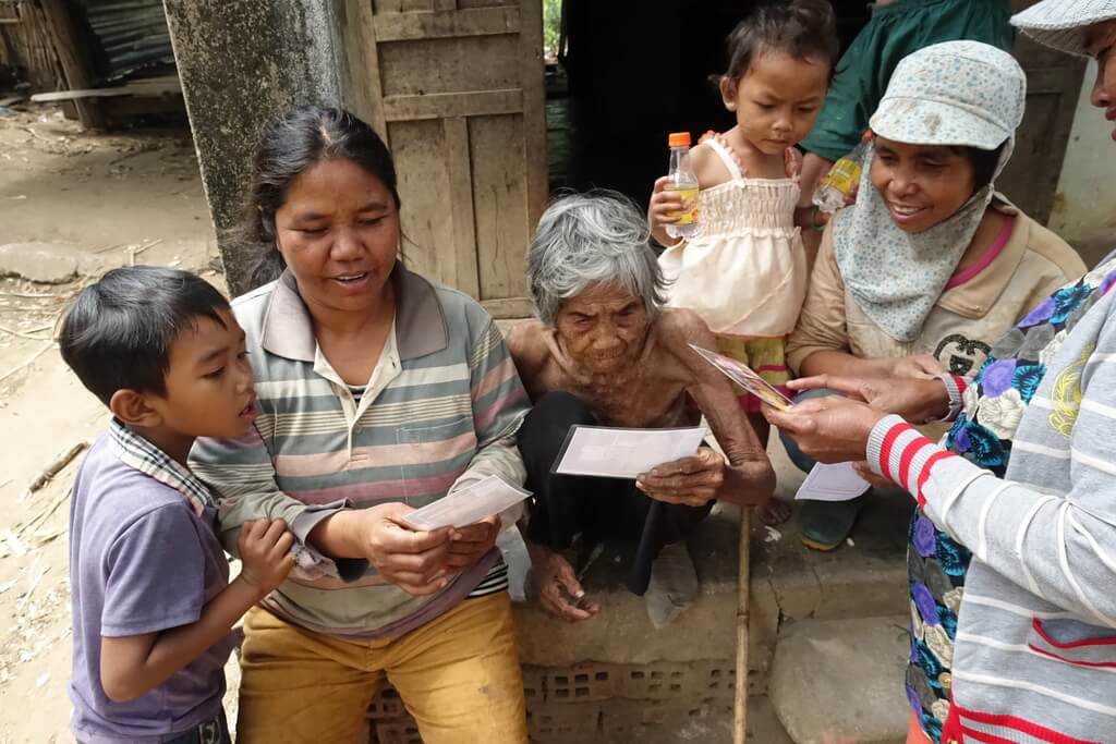 110 letnia Wietnamka ogląda swoje zdjęcia